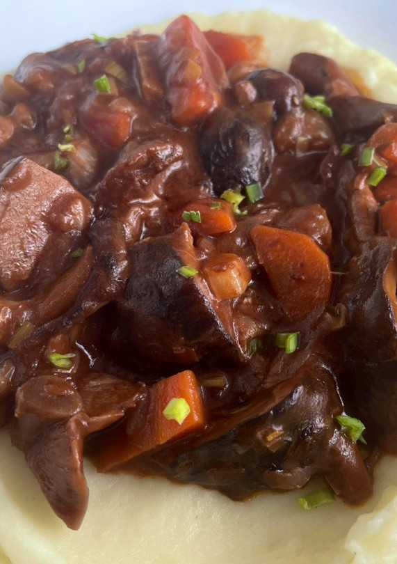 Una foto de Bourguignon de setas con puré de patata
