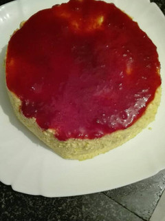 Una foto de Tarta de queso con mermelada de fresa natural