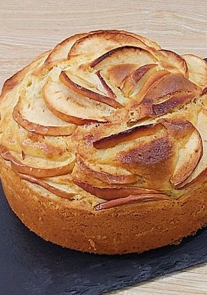 Una foto de Apple cake recipe WITH fresh apple | without oil and butter