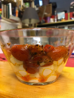 Sült paradicsom mozzarella golyócskákkal recept fotója