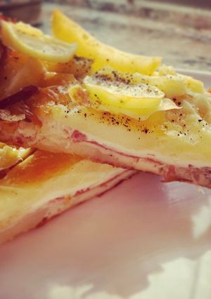 Una foto de Riquísima tarta de patatas y jamón serrano