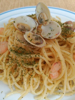 Una foto de Espaguetis con almejas y gambas