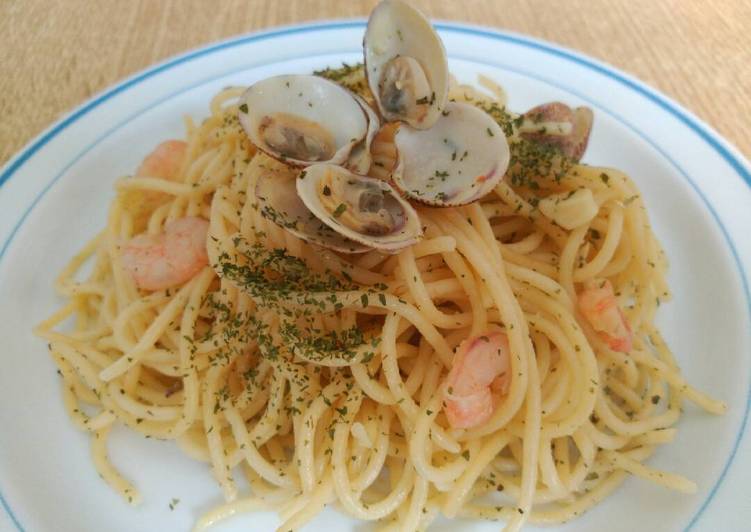 Espaguetis con almejas y gambas