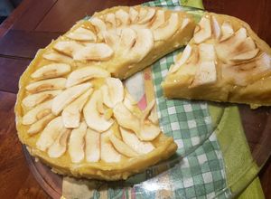 Una foto de Torta de pelón🍑y manzana🍏