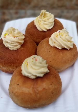 A picture of Coated filled doughnuts.