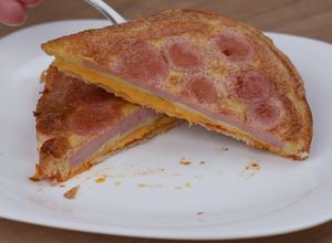 Una foto de Pan tajado relleno