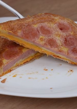 Una foto de Pan tajado relleno