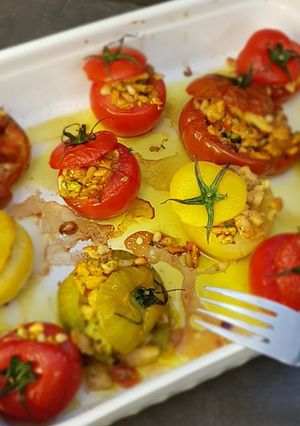 Une photo de °petits farcis de tomates multicolores °