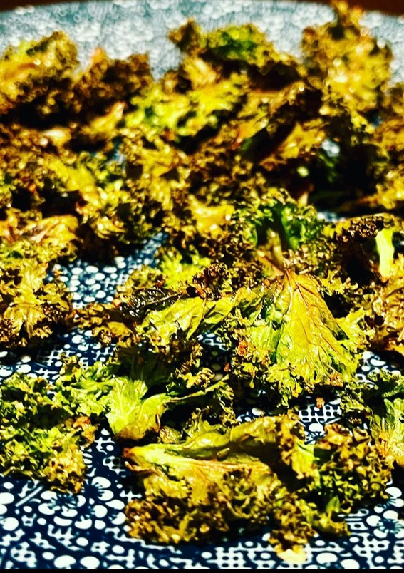 Una foto de Chips de Kale especiado y crujiente