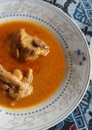 A picture of Plain chicken curry.