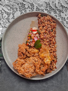 Foto resep Nasi goreng beras merah, sambal matah, & telur dadar krispi