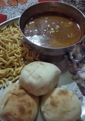 વડોદરા નું ફેમસ સેવ ઉસળ (Vadodara Famous Sev Usal Recipe In Gujarati) રેસીપી મુખ્ય ફોટો