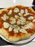 Pizza boloñesa con masa casera fermentada 24h