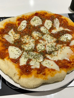 Una foto de Pizza boloñesa con masa casera fermentada 24h