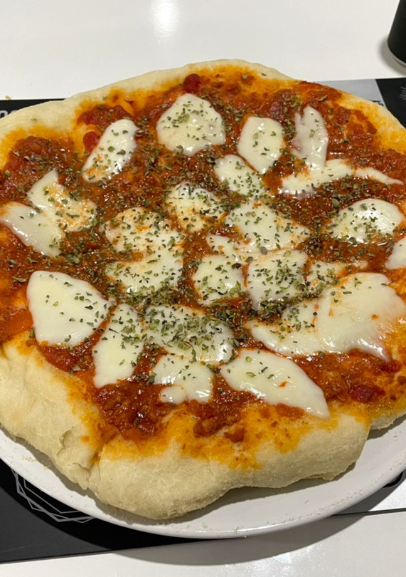 Una foto de Pizza boloñesa con masa casera fermentada 24h
