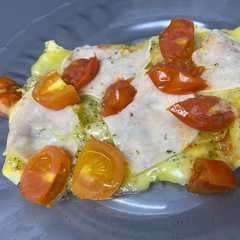Una foto de Patatas con queso, pavo y tomates cherry al Lékué