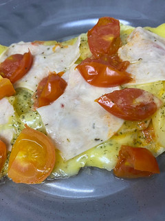 Una foto de Patatas con queso, pavo y tomates cherry al Lékué