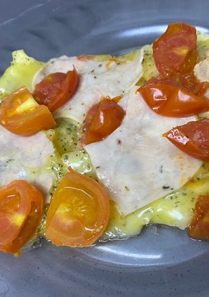Una foto de Patatas con queso, pavo y tomates cherry al Lékué