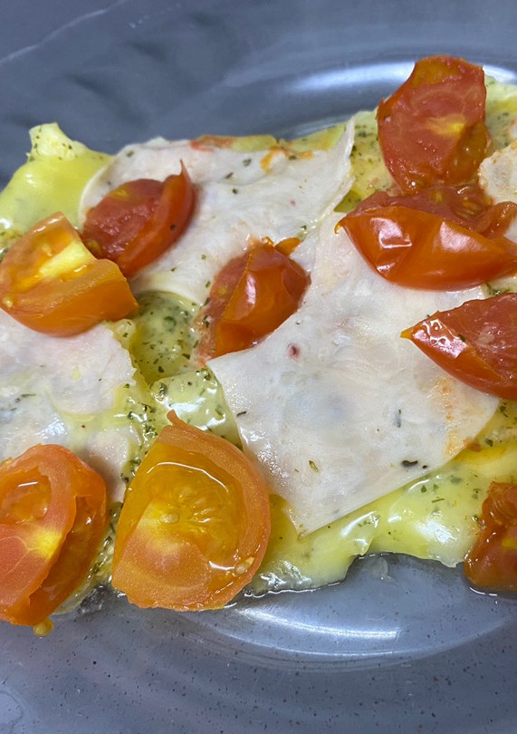 Una foto de Patatas con queso, pavo y tomates cherry al Lékué