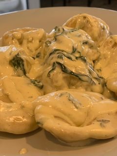 Una foto de Cappelletti rellenos de queso y espinaca