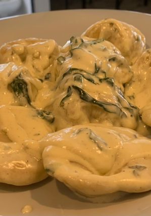 Una foto de Cappelletti rellenos de queso y espinaca