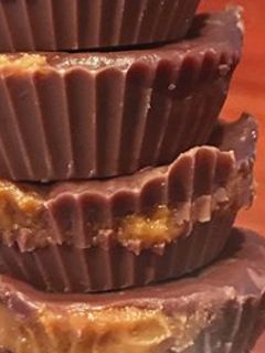 Una foto de Chocolates rellenos de mantequilla de maní y arequipe