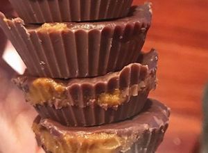 Una foto de Chocolates rellenos de mantequilla de maní y arequipe