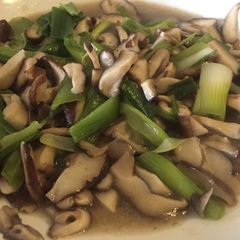 A picture of Shiitake Mushrooms with spring onion.