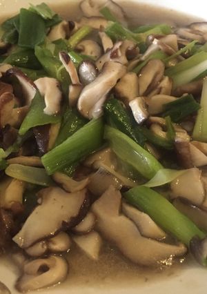 A picture of Shiitake Mushrooms with spring onion.