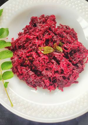 बीटाचा कीस (beetacha khees recipe in marathi) रेसिपी चे मुख्य फोटो