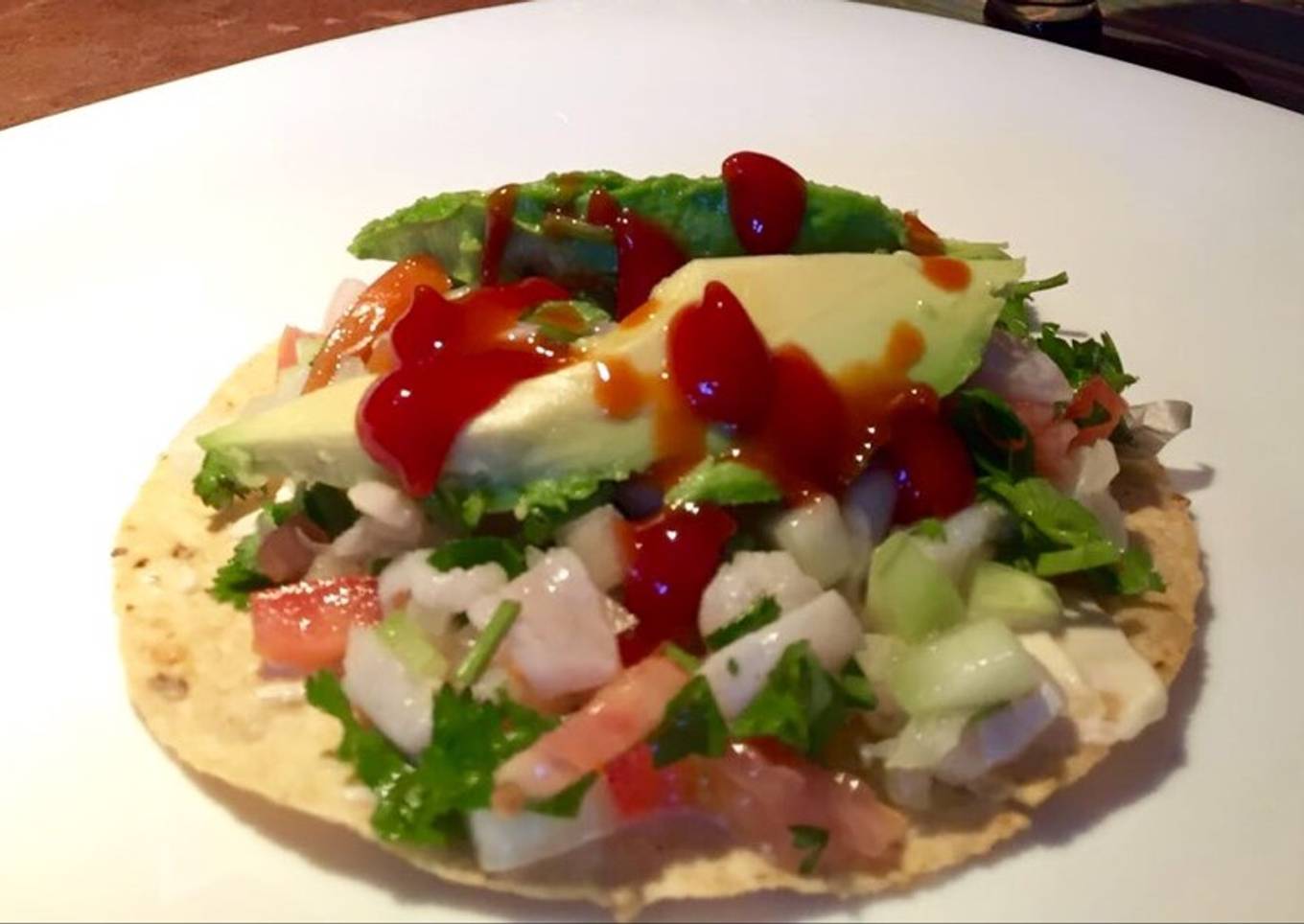 Ceviche de pescado y cerveza michelada con clamato