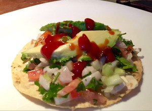 Una foto de Ceviche de pescado y cerveza michelada con clamato 
