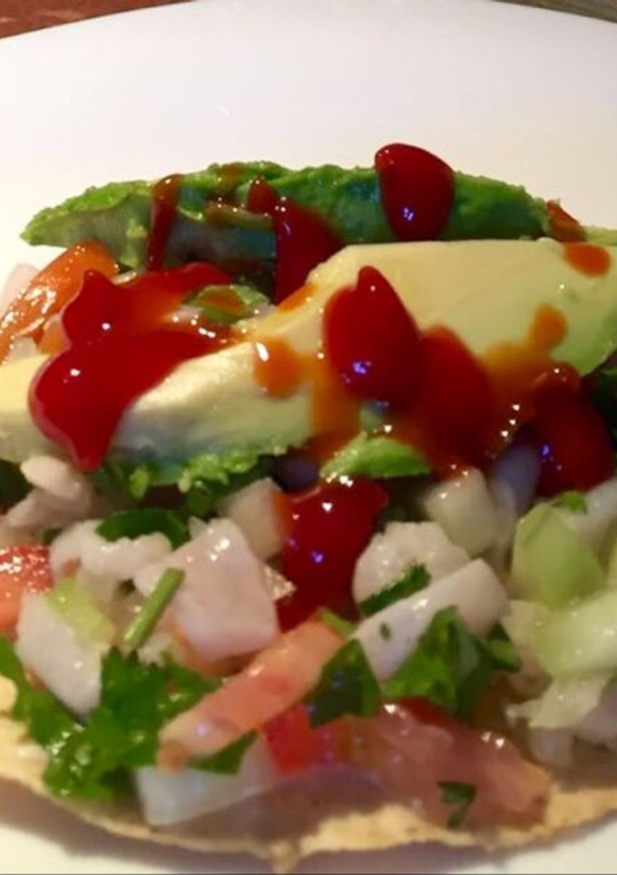 Una foto de Ceviche de pescado y cerveza michelada con clamato 