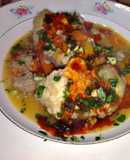 Salmón rosado en salsa y vegetales