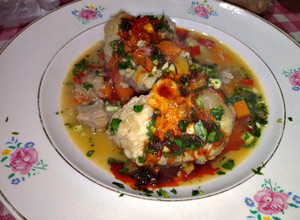 Una foto de Salmón rosado en salsa y vegetales