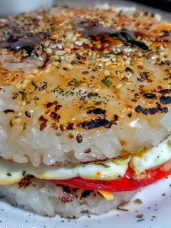 Una foto de HAMBURGUESA🍔RICE Con Huevo🍳y Chorizo Español...!