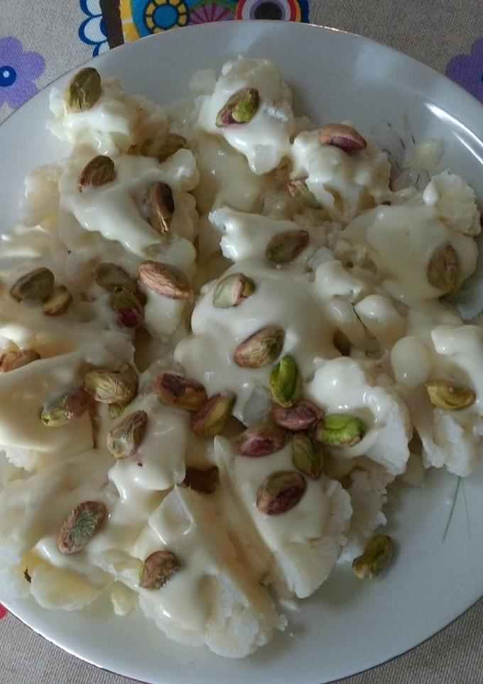 Una foto de Coliflor con pistachos y salsa de queso azul