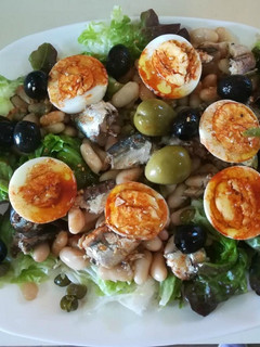 Una foto de Ensalada de judías con sardinas