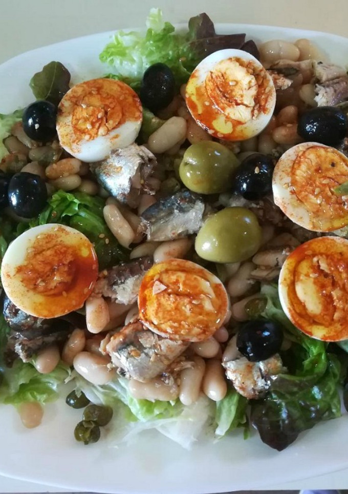 Una foto de Ensalada de judías con sardinas