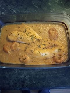 Una foto de Filetes de merluza con gambones en salsa marinera