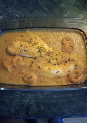 Una foto de Filetes de merluza con gambones en salsa marinera