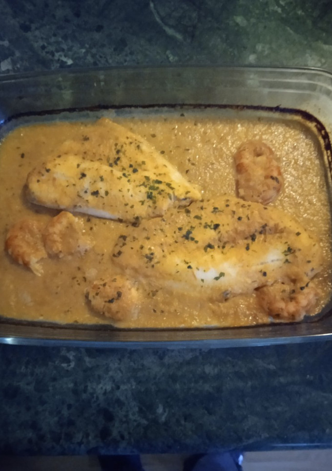 Una foto de Filetes de merluza con gambones en salsa marinera