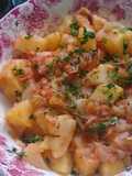 Papas (patatas) entomatadas al romero