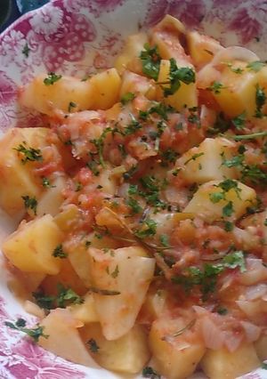 Una foto de Papas (patatas) entomatadas al romero