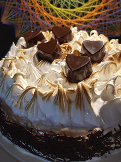 Una foto de Torta de cumple de chocolate y merengue sin gluten🤩