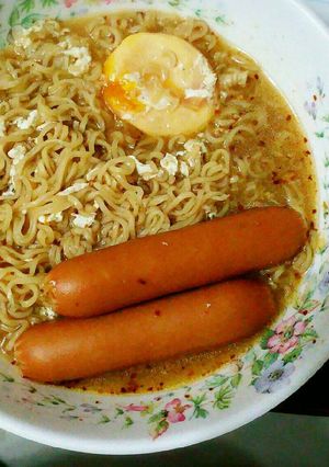 รูปของ บะหมี่ต้มยำไส้กรอกชีสไข่หยุ่น