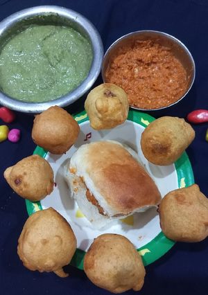 ચીઝી વડાપાવ (Cheesy Vada Pav Recipe In Gujarati) રેસીપી મુખ્ય ફોટો