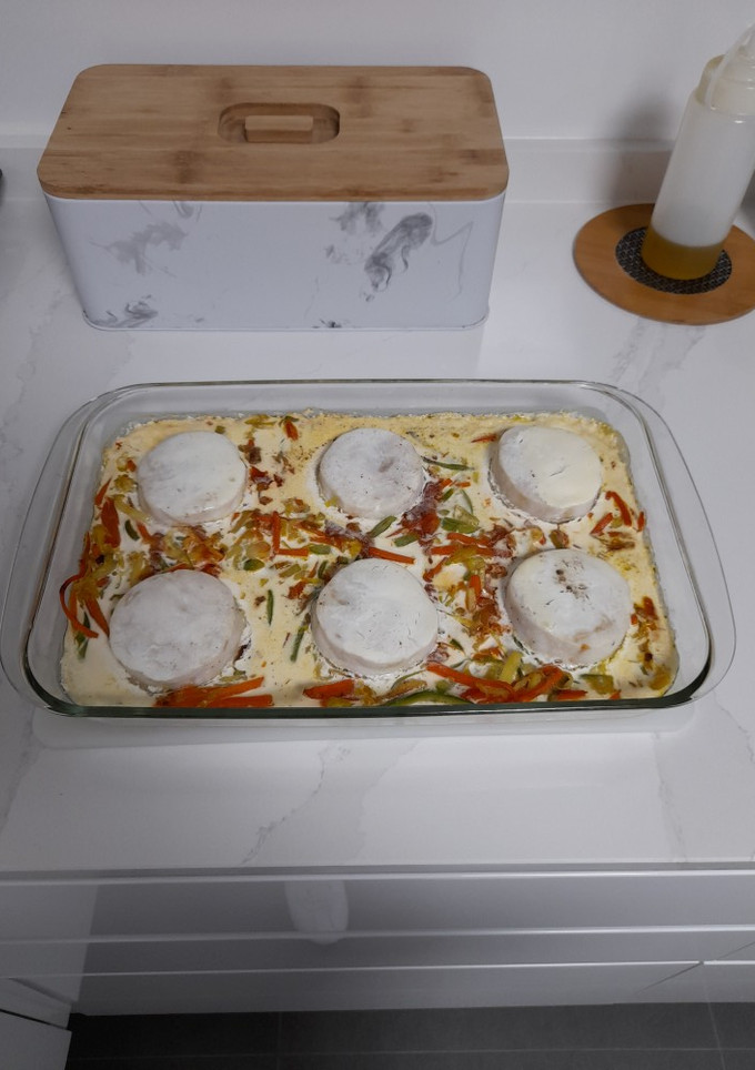 Una foto de Merluza con verduras y nata