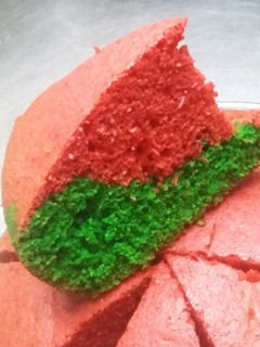 Una foto de Torta de coco colorida