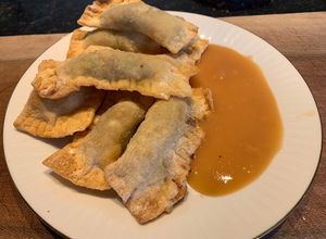 Una foto de WONTON MIXTO de carne de ternera, cerdo y langostinos. Con salsa agridulce